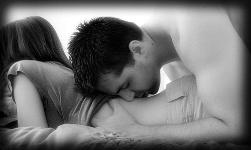 kissing-her-back